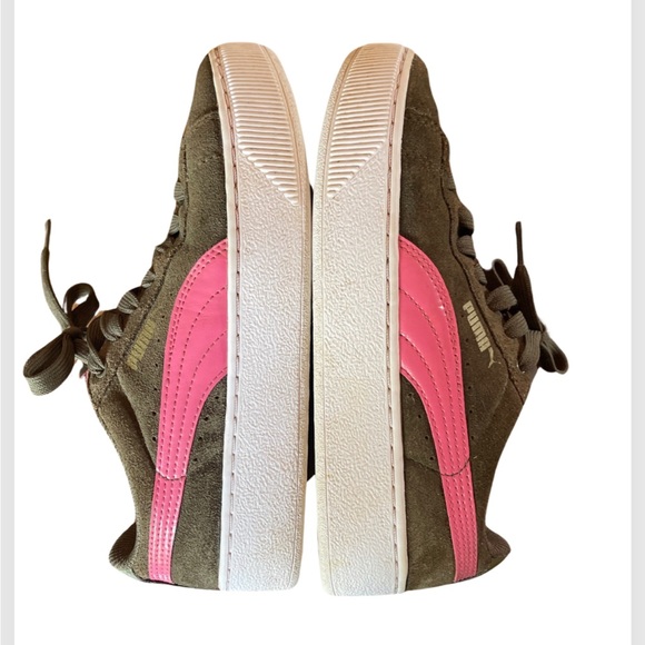 green suede with pink puma slight platform sneakers - Picture 2 of 4